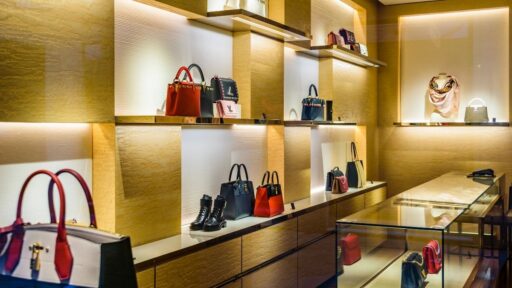 Exhibición de bolsos de lujo en tienda elegante