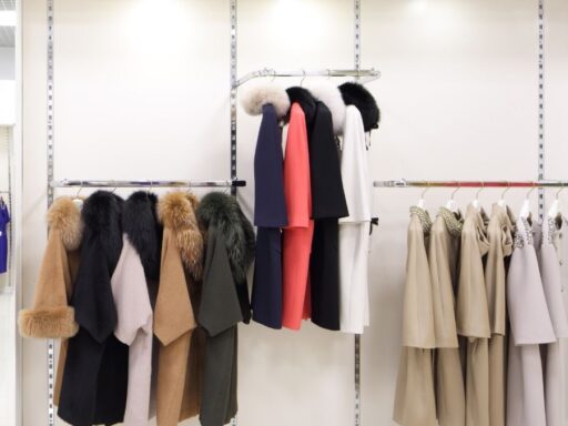 Abrigos elegantes colgados en tienda de ropa