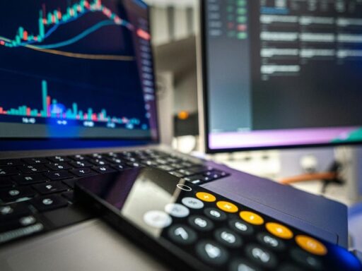 Gráficas financieras en computadora portátil y calculadora