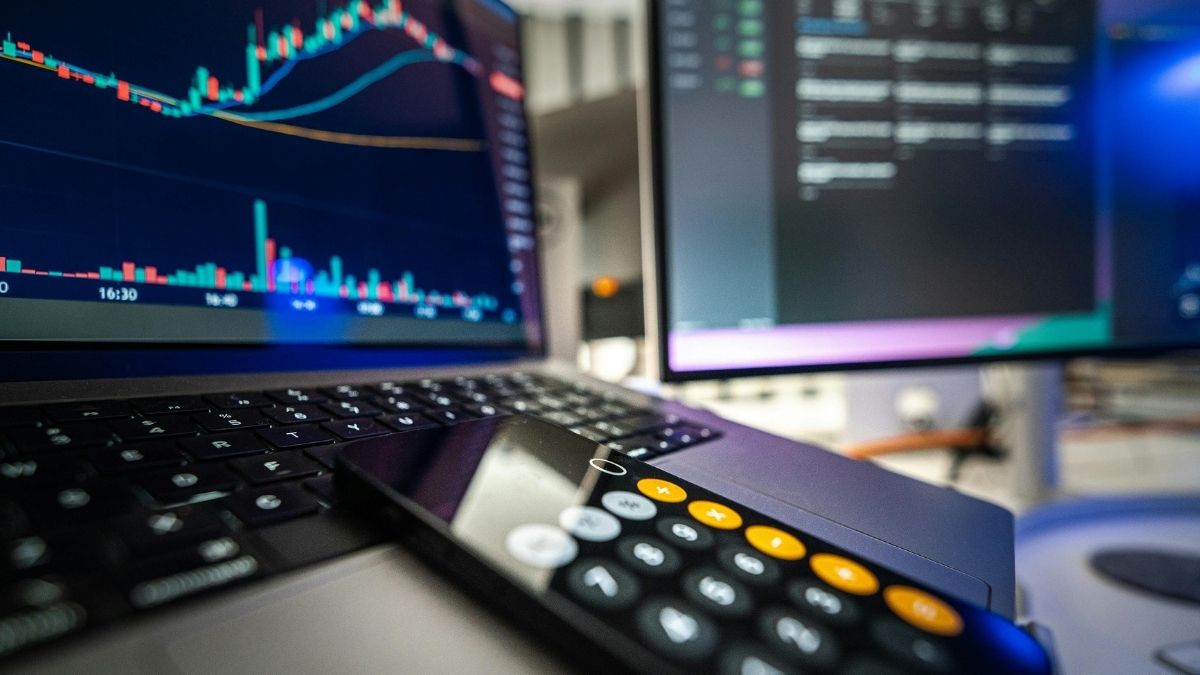 Gráficas financieras en computadora portátil y calculadora