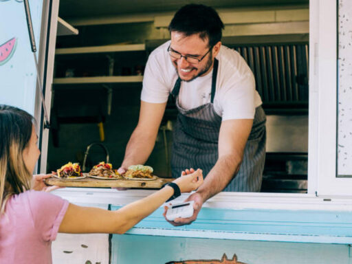 Vendedor sirve comida en camión restaurante