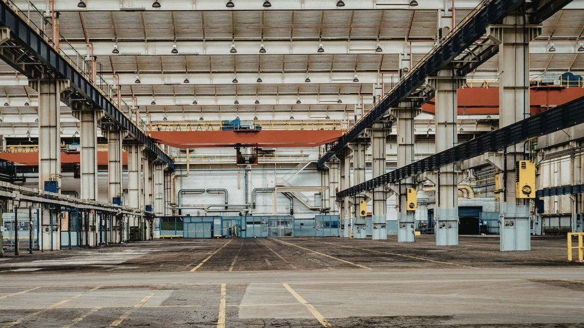Interior de nave industrial vacía con estructuras metálicas