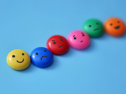 Caras de colores mostrando diferentes emociones