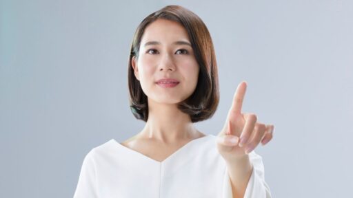 Mujer tocando pantalla virtual con el dedo índice