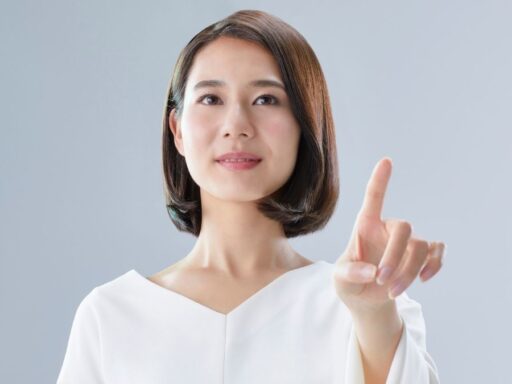 Mujer tocando pantalla virtual con el dedo índice