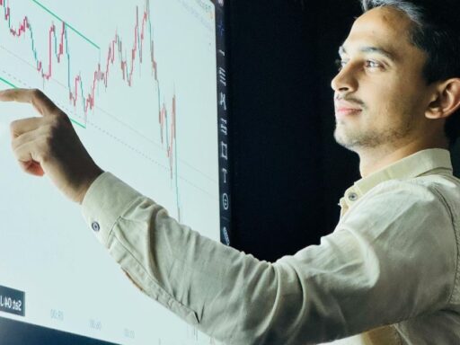 Persona analizando gráfico financiero en pantalla digital