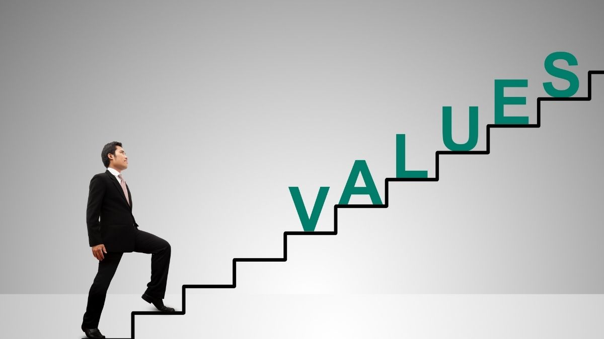 Hombre subiendo escalones hacia la palabra valores