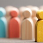 Figuras de madera de colores representando diversidad