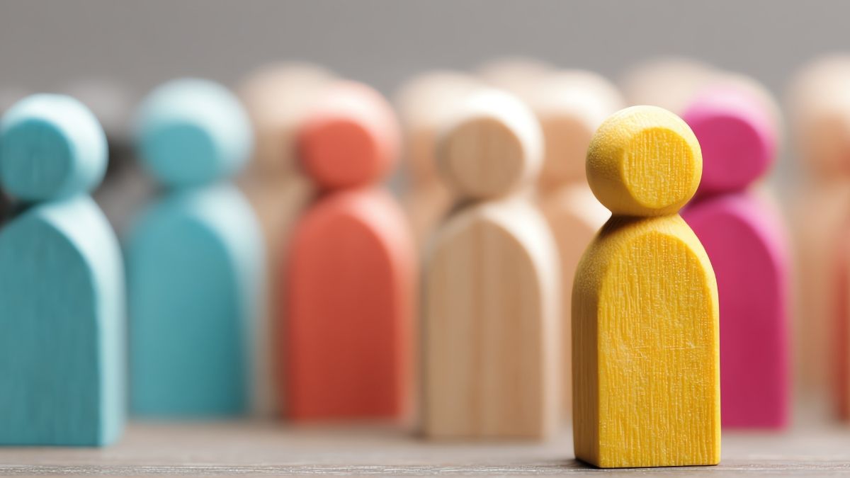 Figuras de madera de colores representando diversidad