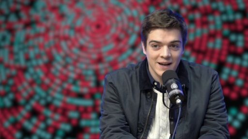 Persona hablando frente a un micrófono en estudio