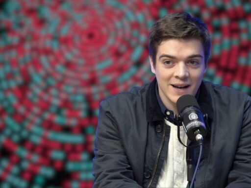 Persona hablando frente a un micrófono en estudio