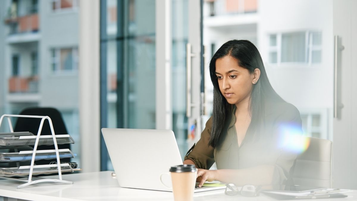 Mujer trabajando con portátil en oficina moderna