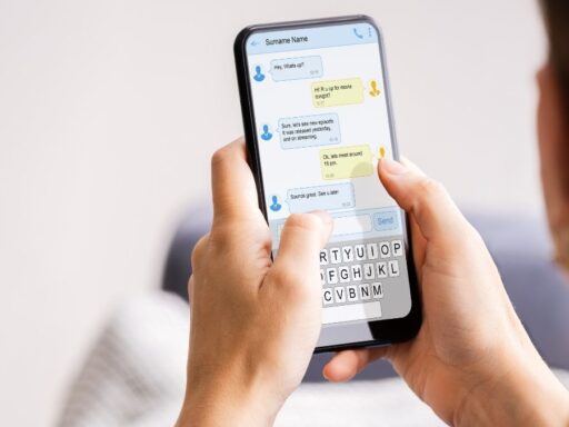 Persona escribiendo mensajes en su teléfono móvil