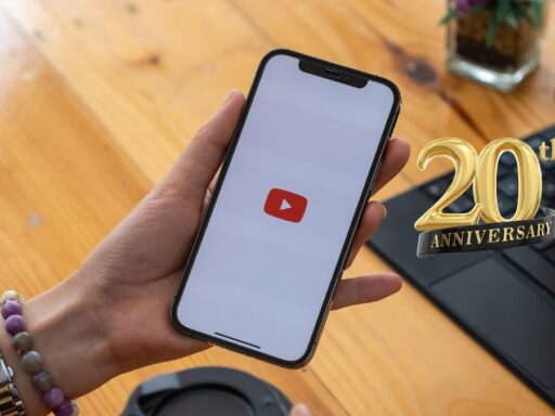 Persona sosteniendo móvil con logo de YouTube 20 aniversario