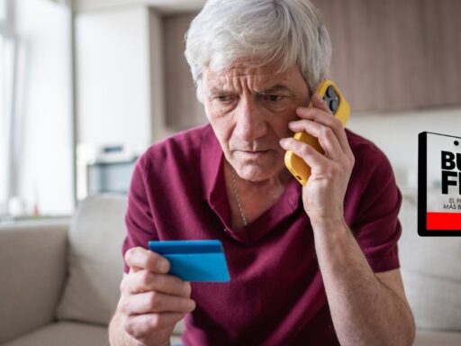 Hombre preocupado revisa tarjeta durante el Buen Fin