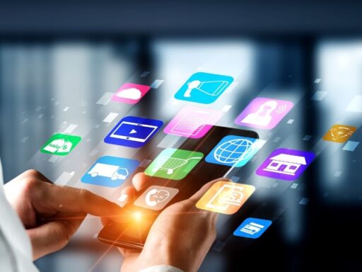 Persona usando móvil con aplicaciones digitales flotantes