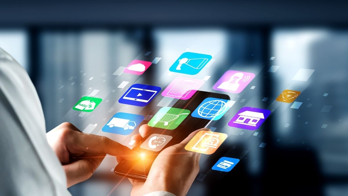 Persona usando móvil con aplicaciones digitales flotantes