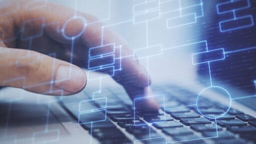 Mano usando teclado con gráficos digitales