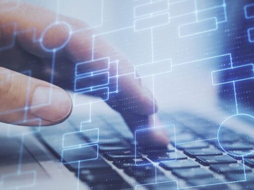 Mano usando teclado con gráficos digitales