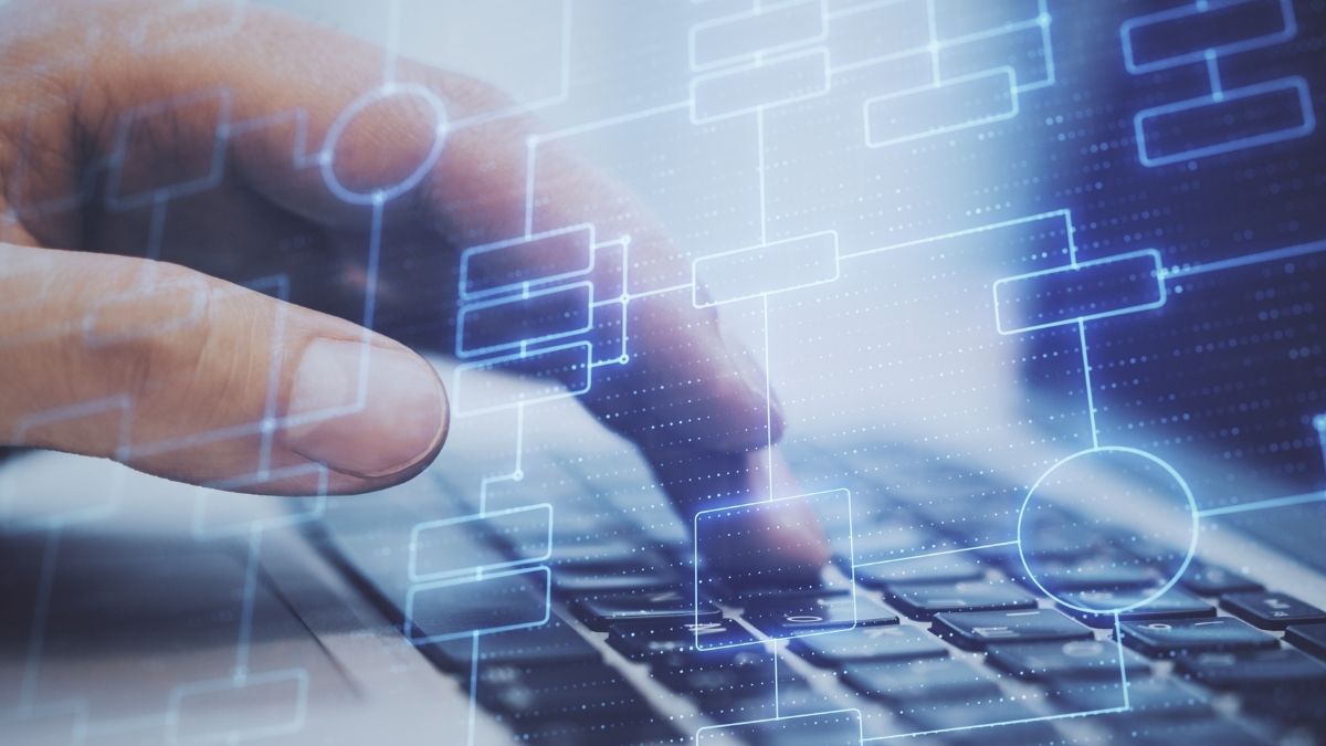 Mano usando teclado con gráficos digitales