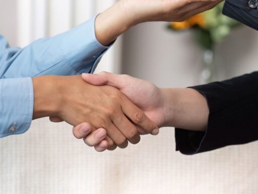 Apretón de manos entre dos personas