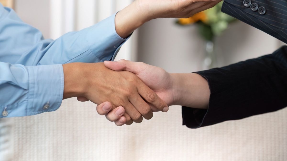 Apretón de manos entre dos personas