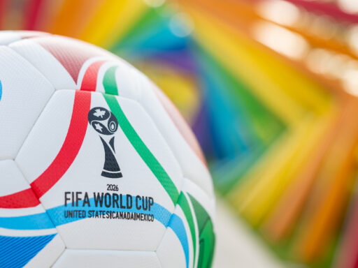 Balón del Mundial FIFA 2026 con fondo colorido