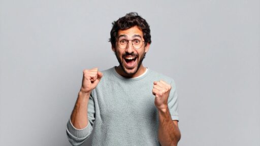 Hombre feliz celebrando con entusiasmo