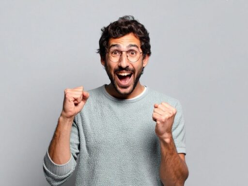 Hombre feliz celebrando con entusiasmo