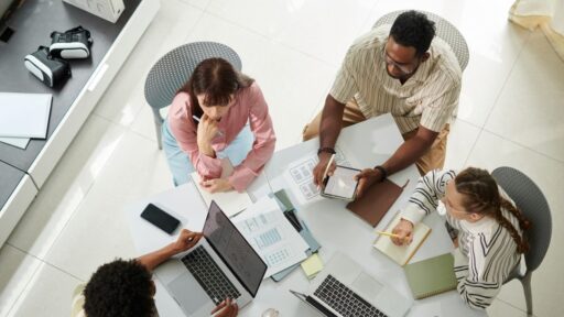 Equipo trabajando en proyecto de diseño en oficina