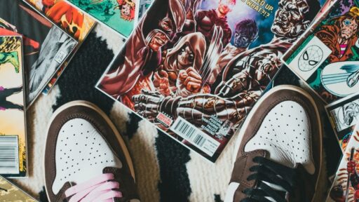 Zapatillas junto a varios cómics sobre alfombra