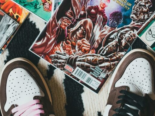 Zapatillas junto a varios cómics sobre alfombra