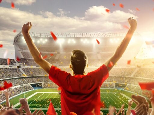 Aficionado celebrando en estadio de futbol americano