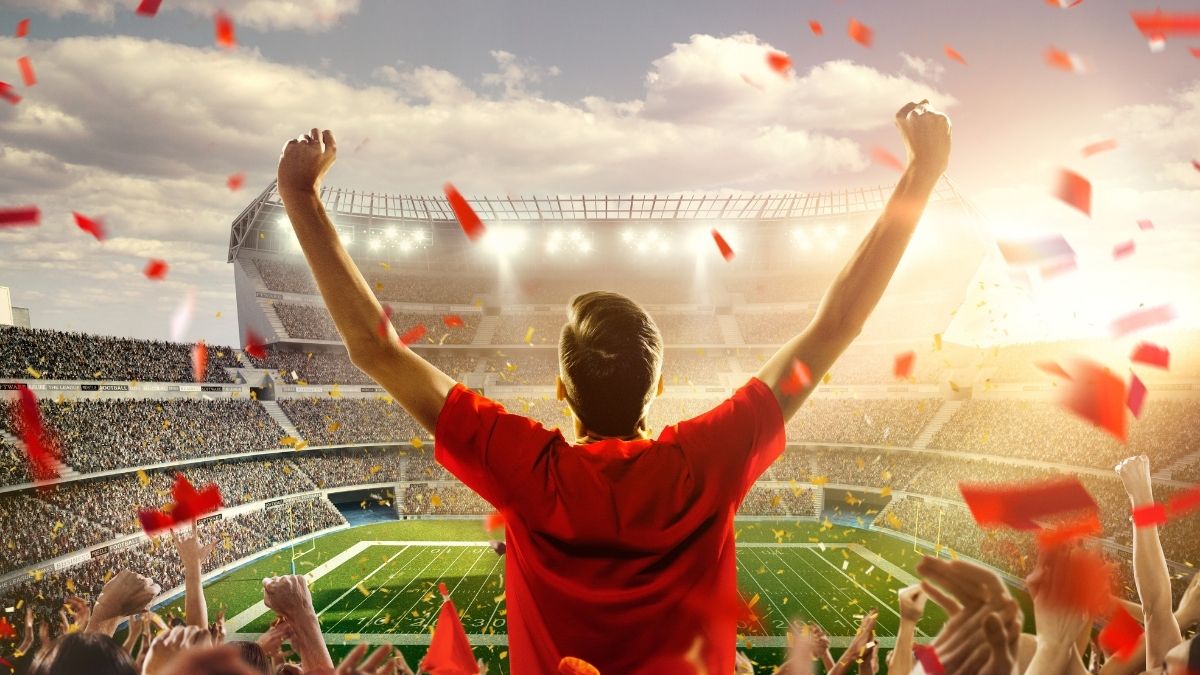 Aficionado celebrando en estadio de futbol americano