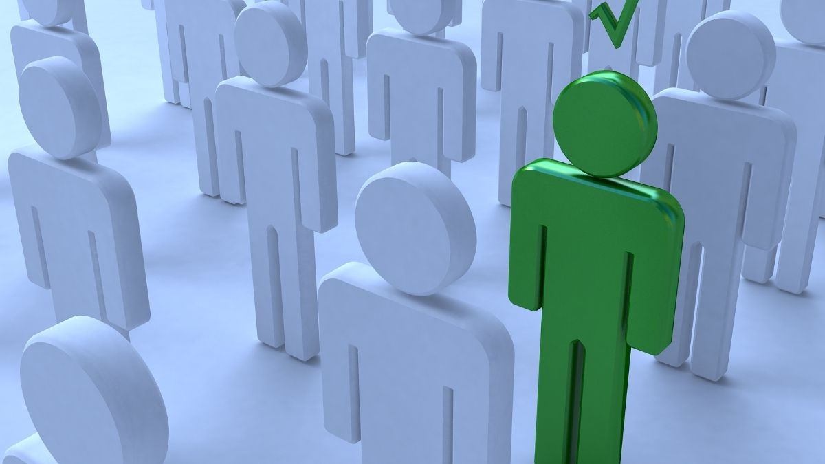 Figura verde destacando entre figuras grises