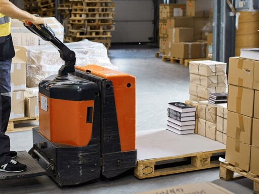 Trabajador moviendo cajas en almacén con montacargas