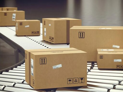Cajas de cartón en cinta transportadora industrial