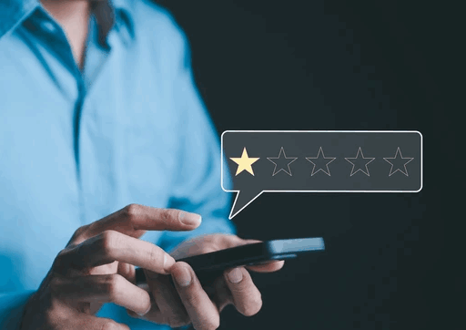 Persona dando una calificación baja en teléfono móvil