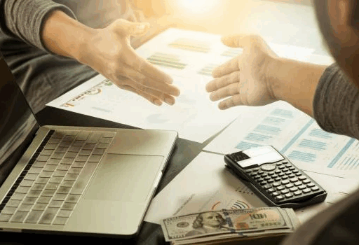 Acuerdo financiero con laptop, calculadora y dinero