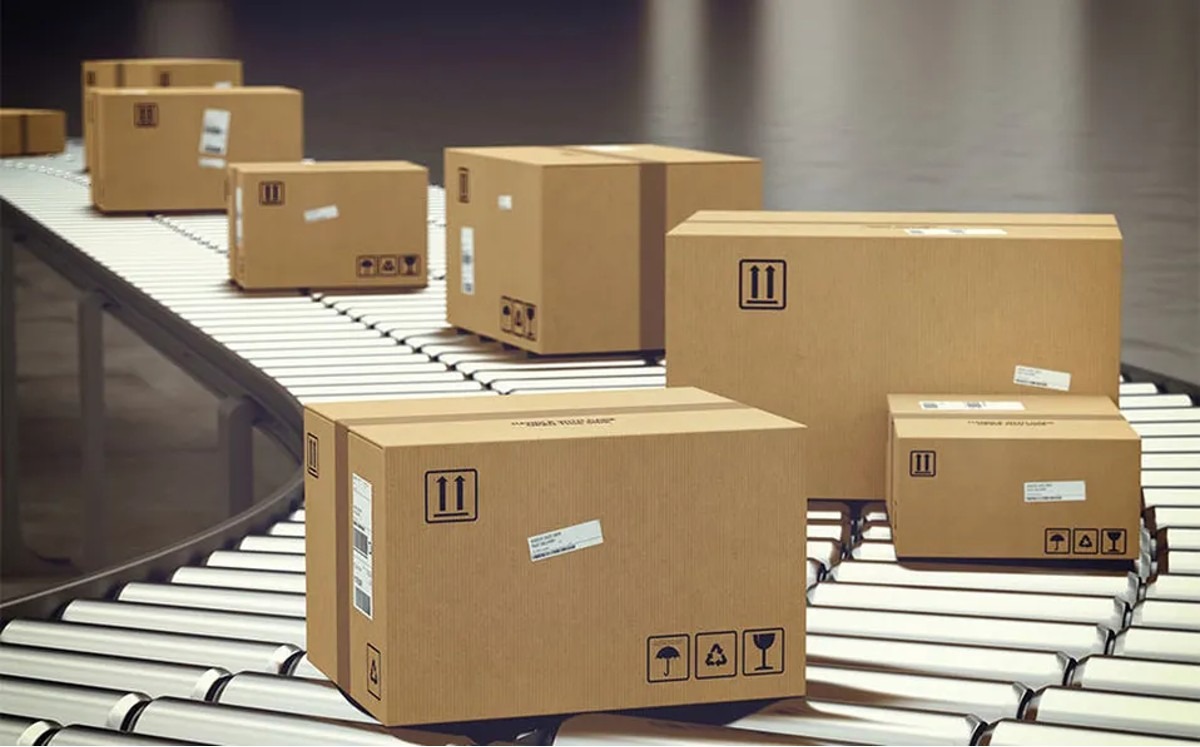 Cajas de cartón en cinta transportadora industrial