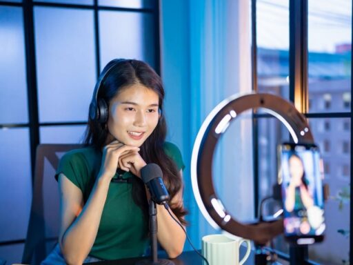 Mujer grabando pódcast con micrófono y auriculares