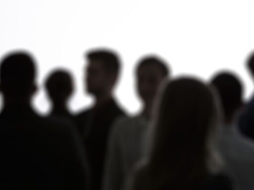 Personas difuminadas reunidas en grupo