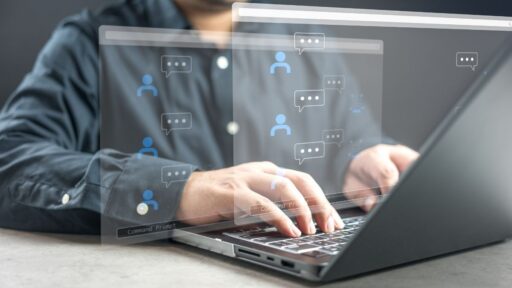 Persona usando portátil con chat virtual digital