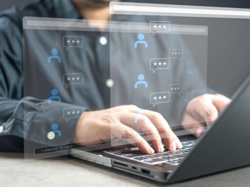 Persona usando portátil con chat virtual digital