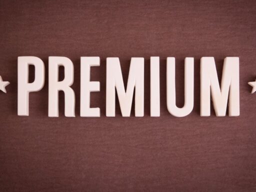 Texto premium con fondo marrón