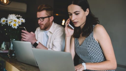 Personas trabajando con laptops en una cafetería
