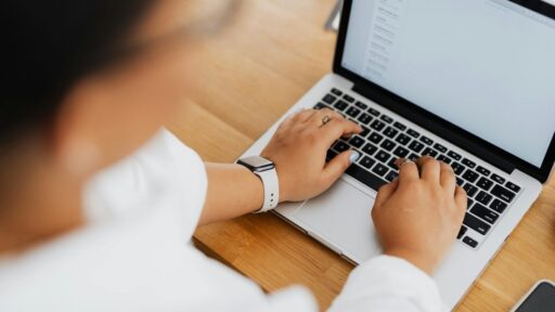 Persona escribiendo en un ordenador portátil