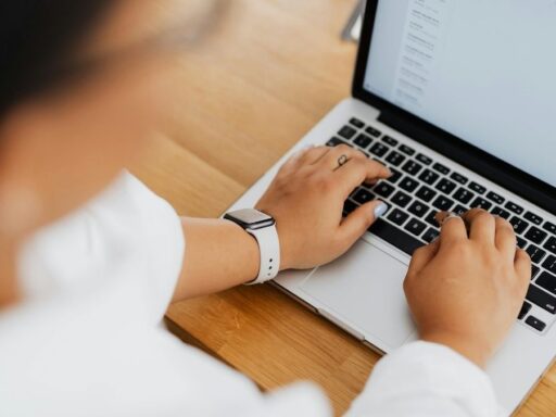 Persona escribiendo en un ordenador portátil