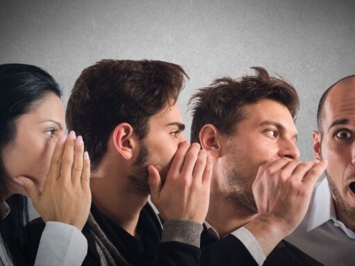 Personas susurrando rumores en cadena sorprendente