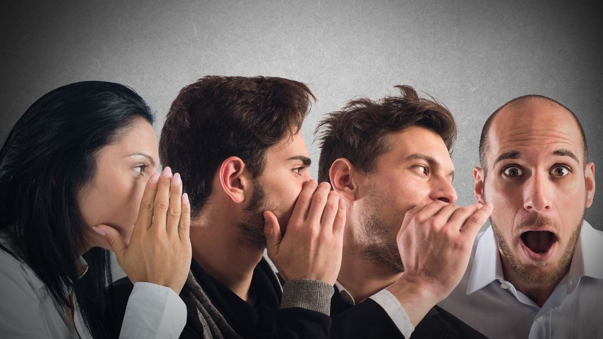 Personas susurrando rumores en cadena sorprendente